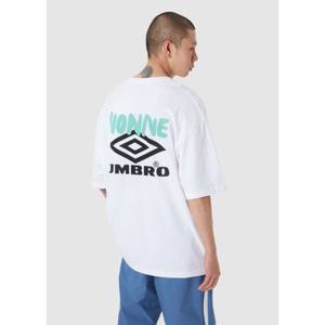 [엄브로] 남녀공용 UMB X HONNE 혼네 로고 반팔 티셔츠 UP121CRS26WHT