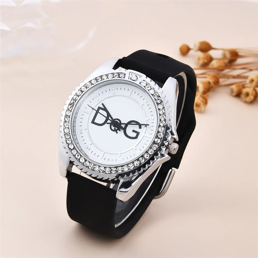 럭셔리 브랜드 DQG 여성용 시계 가죽 스트랩 모조 다이아몬드 인레이 다이얼 패션 쿼츠 시계 여성용 선물 시계