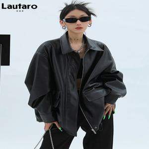 Lautaro 봄 가을 대형 캐주얼 방수 검은 부드러운 Pu 가죽 자켓 여성 드롭 어깨 긴 소매 패션 2022