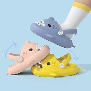 말랑푹신 귀여운 상어 캐릭터 샌들 슬리퍼 발편한 EVA 푹신한 쿠션 실내화 여름 신발