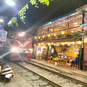 기차 거리 방문을 포함한 하노이 워킹 스트리트 음식 투어 | 베트남 하노이