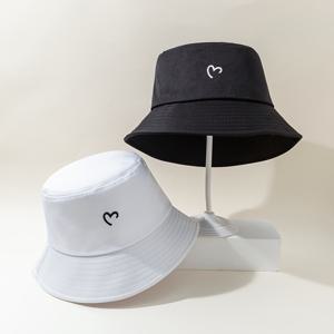 여성과 남성을 위한 가벼운 선글라스 낚시꾼 모자로 검정색과 흰색으로 이루어진 2개의 하트 그래픽 커플 버킷 모자 세트입니다. 발렌타인데이 선물로 좋습니다.