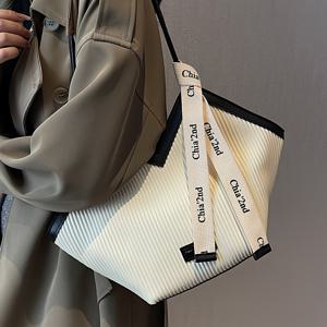 패션 스트라이프 패턴 토트백, 니치 디자인 V자 형 어깨가방, 직장인 및 학생용 여성 핸드백
