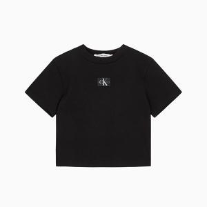 [캘빈클라인] 여성 로고 뱃지 크롭 반팔 티셔츠 (J221595-BEH)