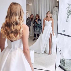 Fivsole-심플 플리츠 v넥 웨딩 드레스, 하이사이드 슬릿 공주 신부 드레스, 신부 가운, 뒷면 버튼 및 테일 결혼 가운