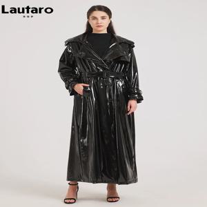 Lautaro 여성용 엑스트라 롱 블랙 샤이니 반사 소프트 스트레치 에나멜 가죽 트렌치 코트, 맥시 오버코트, 용수철 가을 2024