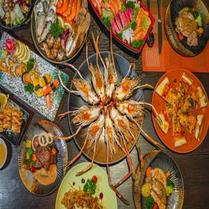 Grand Fortune Hotel Bangkok의 One Ratchada에서 제공하는 해산물 및 일본식 저녁 뷔페 | 태국