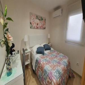 Bedroom with private bathroom in the city center, next to the subway