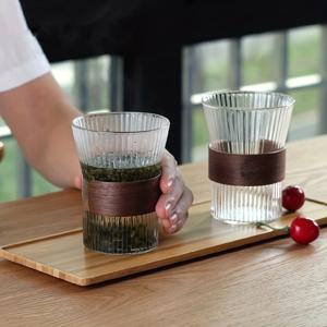 일본식 유리 커피잔에 호두 슬리브가 있는 아름다운 제품 - 커피, 차, 맥주에 완벽함 - 가정과 주방용 여름과 겨울용 음료용품