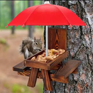 우산, 튼튼한 다람쥐 피더, 옥수수 속대 홀더가 포함된 나무 다람쥐 피크닉 테이블 피더