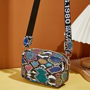 여성용 다채로운 뱀 패턴 카메라 가방, 레터 스트랩이 있는 세련된 크로스바디 숄더 지갑, 컴팩트한 일일 여행 액세서리