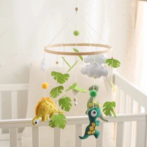 아기 침대 이동식 침대 벨, 나무 딸랑이 장난감, 부드러운 펠트 만화 공룡 숲 걸이식 침대 벨, 모바일 침대 브래킷, 아기 선물