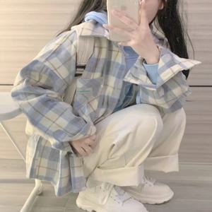 일본 패션 밀크 블루 폴로 칼라 체크 무늬 셔츠 아우터웨어 2023 초가을 작은 남자 밀크 푸푸 긴소매 탑 카디건
