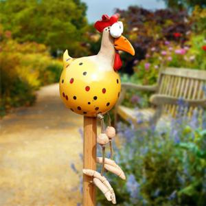 재미있는 큰 눈 닭 긴 발 송진 공예 조각상, 조각상 나무 말뚝 장식 암탉 조각, 정원 울타리 미술 용품