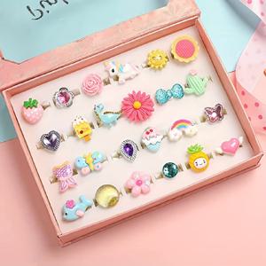 생일 선물로 사용하고 드레스 업을 위해 가짜로 놀 수 있는 24개의 귀여운 다채로운 반지와 함께하는 상자, 조절 가능한, 반복되지 않는 반지