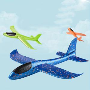 수동으로 발사되는 회전하는 폼 비행기(파란색)을 조립한 모형 비행기