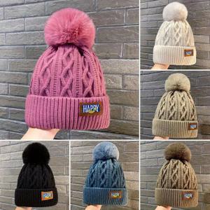 폼폼, 스타일리스트 및 따뜻한 편지 패치가 포함된 아가일 패턴 질감의 니트 모자 추운 날씨를 위한 간단한 비니 모자 1개