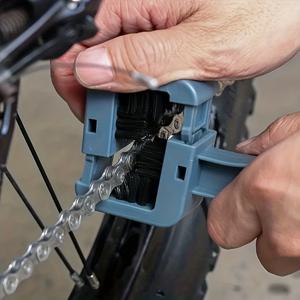 이 오토바이/자전거 체인 브러쉬로 오토바이 또는 자전거 체인을 즉시 깨끗하게 만들어보세요!