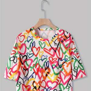 여성을 위한 스포티한 스타일의 라운드 넥 반팔 티셔츠, 패션적인 그래피티 하트 프린트 크롭 탑