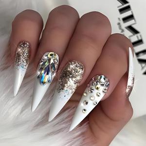 여성과 소녀에 적합한 24개 세트의 긴 아몬드 형태의 가짜 손톱, 3D 워터 드롭 모양의 오로라 라인스톤 장식이 된 가짜 손톱, 황금 글리터로 된 거짓 손톱 세트, 1개의 네일 파일과 1개의 젤리 젤이 함께 제공됩니다.