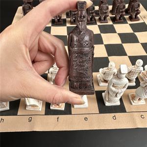 큰 체스 창의적인 3D 테라코타 전사 수지 체스 말, 오래된 처리 캐릭터 모델링 안티크 가짜 가죽 체스판 43*43cm(16.93인치), 오락 게임 장난감