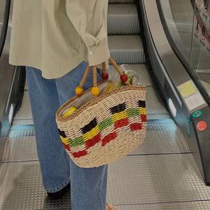 귀여운 나무 구슬 손잡이 밀짚 디자이너 가방, 신선한 색상 격자 무늬 손으로 짠 탑 핸들 가방, 과일 피크닉 바구니 핸드백