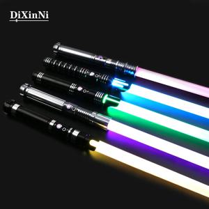 RGB Lightsaber 금속 레이저 소드 헤비 듀티 12 색 5 사운드 폰트 FOC 블래스터 Espada 레이브 무기 깜박임 장난감 Sabre De Luz