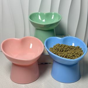 고양이를 위한 하트 모양의 경사진 식사 그릇과 목 보호를 위한 스탠드가 있는 플라스틱 고양이 그릇