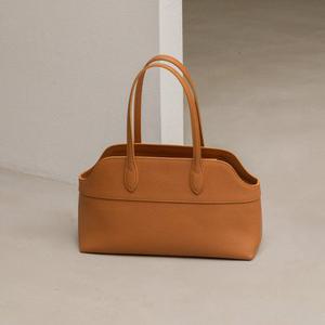 Ople Leather series Shoulder Bag Large _ Camel