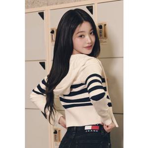 [장원영PICK] 여성 스트라이프 배지 후드 집업 T32E6KCD16TWT1 TOMMY JEANS