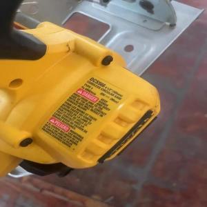 중고 Dewalt 브러시리스 원형 톱, 무선 본체 전용, DCS566, 18V, 165mm