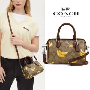 코치 COACH CR246 여자 가방 바나나 프린트 미니 로완 크로스백