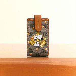 [PEANUTS X HAZZYS] 시그니처 패턴 브라운 가죽 스누피 스마트키홀더 HIHO4F302W2