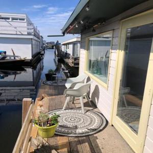 Houseboat apartment with water terrace, free parking, free bikes & fast wifi