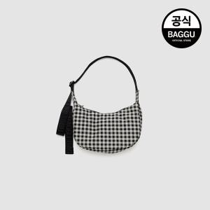 BAGGU 바쿠 스몰 나일론 크레센트 백 블랙 앤 화이트 깅엄