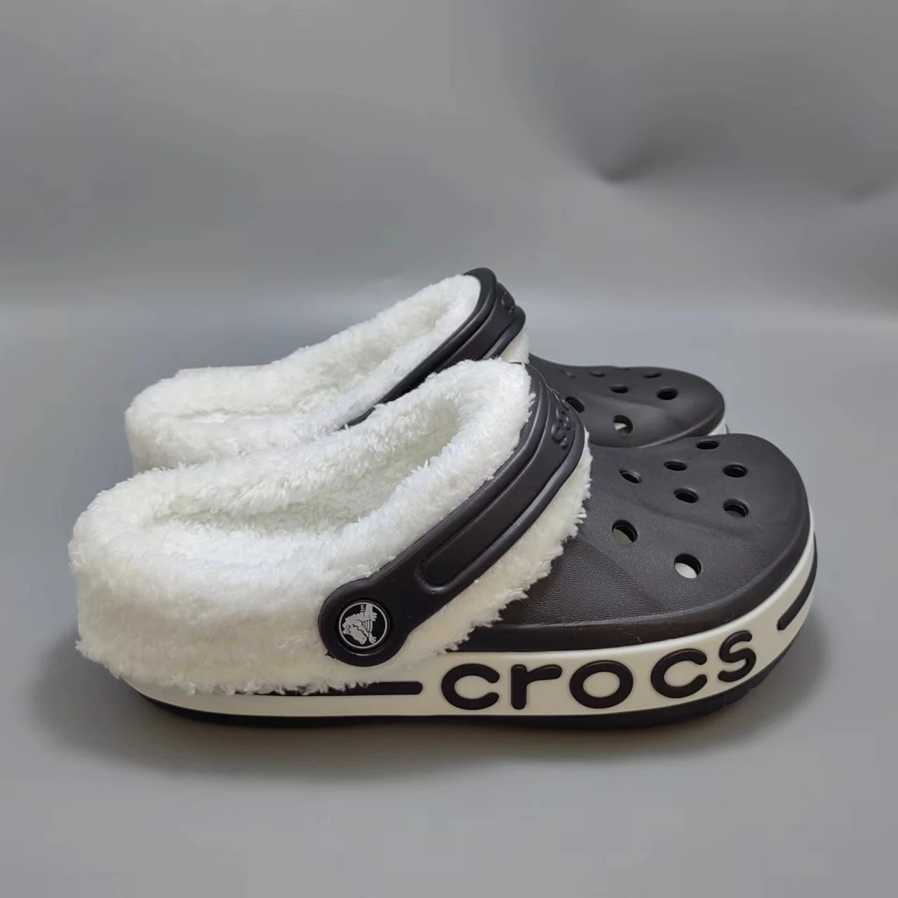 Crocs 클래식 탈착식 기모 따뜻한 부드러운 모피 나막신, 겨울용 닫힘 토 슬립온, 야외 통기성 비치 슈즈