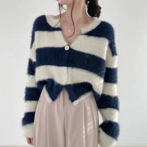 Chicautumn/winter 레드 백 소프트 크롭 스웨터 자켓 빈티지 와이드 스트라이프 숏 코트 Sensible Niche Cardigan Top