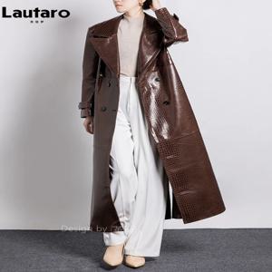 LautaroLautaro 여성용 롱 샤이니 반사 악어 프린트 특허 PU 가죽 트렌치 코트, 런웨이 유럽 2023, 봄 가을