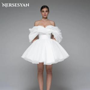 Nersesyan 솔리드 새틴 미니 웨딩 드레스, A라인 백리스 구김 오프 숄더 신부 가운, 반팔 신부 원피스 플러스 사이즈