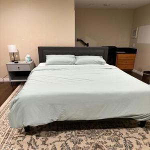 Large en suite room, walk to UCLA, free parking available with notice