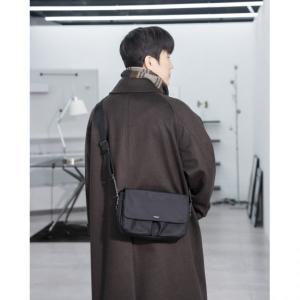 [매장정품] 질바이질스튜어트 JILL BY JILLSTUART MEN ACC [질스튜어트X삭형] 블랙 나일론 플랩형 크로스 J