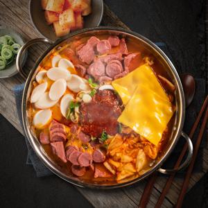 족발야시장 더 푸짐한 부대찌개 1+1 (총 2kg) + 라면사리 1개