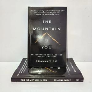 The Mountain Is You Book The Mountain Is You 소설 Ielts 영어 아토믹 빈, 한 줄 소년