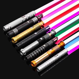 RGB 금속 광선 검 레이저 칼 세이버 드 루즈 FOC 레이브 무기 결투 깜박이는 장난감 7 색 변경 Kpop Lightstick
