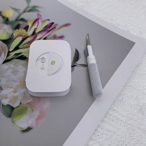 TEMU Airpods Pro 및 Airpods Pro 2세대용 [2쌍] 교체용 이어팁이 포함된 3-in-1 클리너 키트, 소음 감소 구멍이 있는 실리콘 이어팁, 휴대용 보관 상자 및 충전 케이스에 맞는 사이즈(S/M/L)