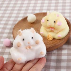 부드럽게 짜낸 천사 고양이 발과 닭 햄스터는 스트레스와 불안을 완화하기 위해 어린이와 성인에게 적합합니다.