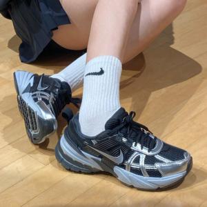 나이키 우먼스 V2K RUN 실버 스톤 블랙 FD0736-005