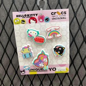 [크록스]CROCS HC02 헬로 키티 프렌즈 5팩 JIBBITZ HELLO KITTY FRIENDS 5 PACK BUNDLE 1 (S13043372)