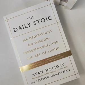 Ryan Holiday의 The Daily Stoic 지혜의 끈기와 삶의 기술에 대한 366가지 명상 Libros