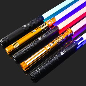 금속 손잡이 RGB 코스프레 양날 광선 검 레이저 칼 16 색 변경 LED 전환 가능한 소리와 빛 소년 소녀 선물